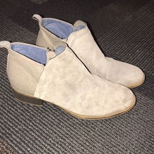 TOMS DEIA SUEDE BOOTIES
